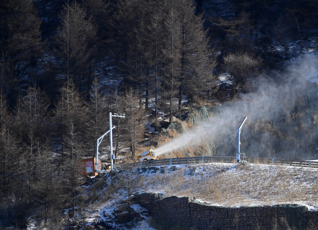 11月16日，一台造雪設備正在工作。