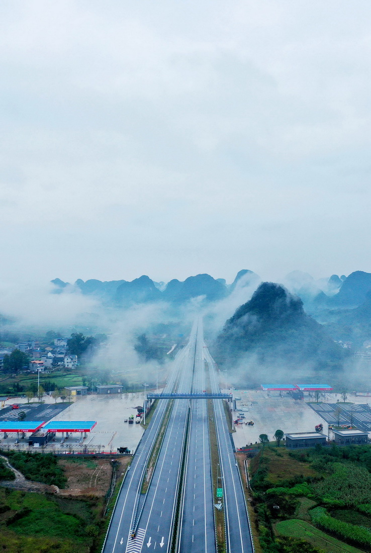 這是廣西桂林至柳城高速公路融安縣境內路段（11月16日攝，無人機照片）。
