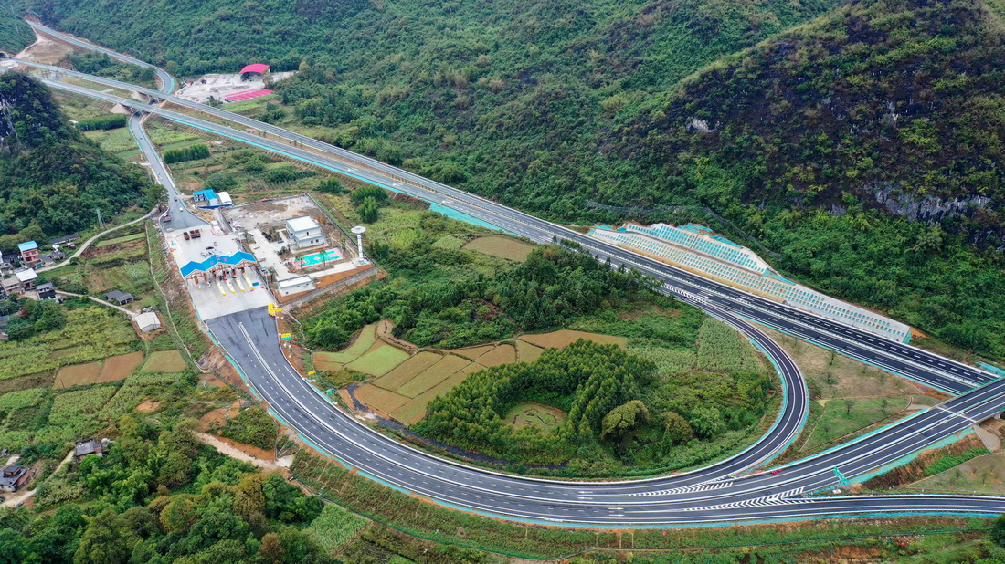 這是廣西桂林至柳城高速公路融安縣大良互通（11月17日攝，無人機照片）。