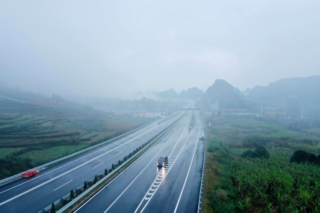 這是廣西桂林至柳城高速公路融安縣境內路段（11月16日攝，無人機照片）。