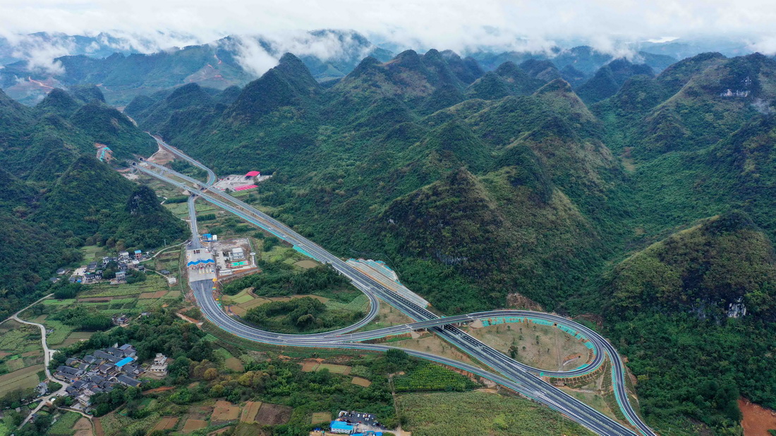 這是廣西桂林至柳城高速公路融安縣大良互通（11月17日攝，無人機照片）。