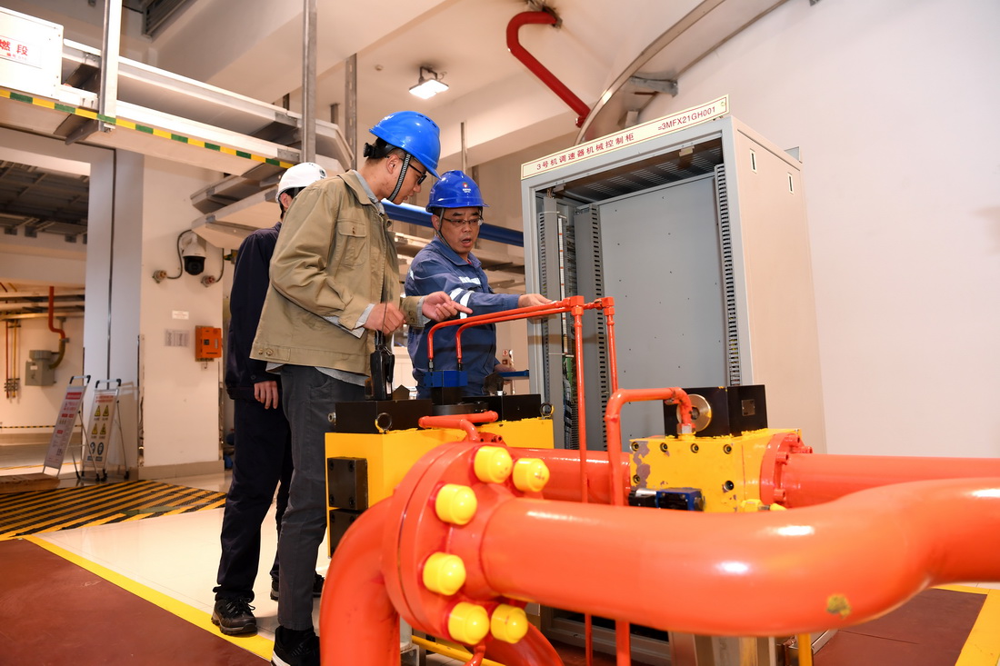 11月16日，安徽響水澗抽水蓄能電站工作人員在調試設備。新華社記者 劉軍喜 攝