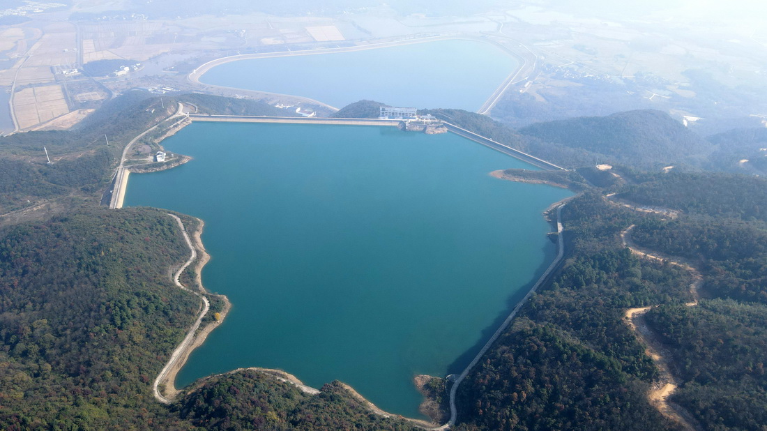 这是安徽响水涧抽水蓄能电站的上水库和下水库（11月16日摄，无人机照片）。新华社记者 杜宇 摄