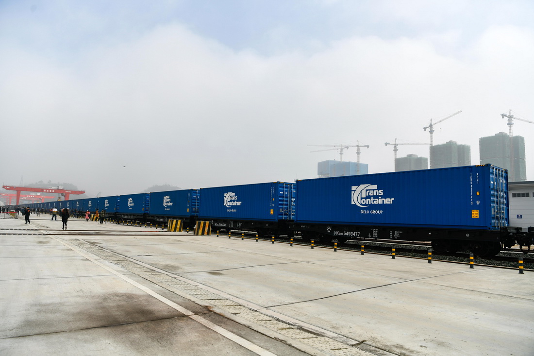 11月18日，貴州首次開行的整列中歐班列從貴州鐵投都拉營國際陸海通物流港發車。