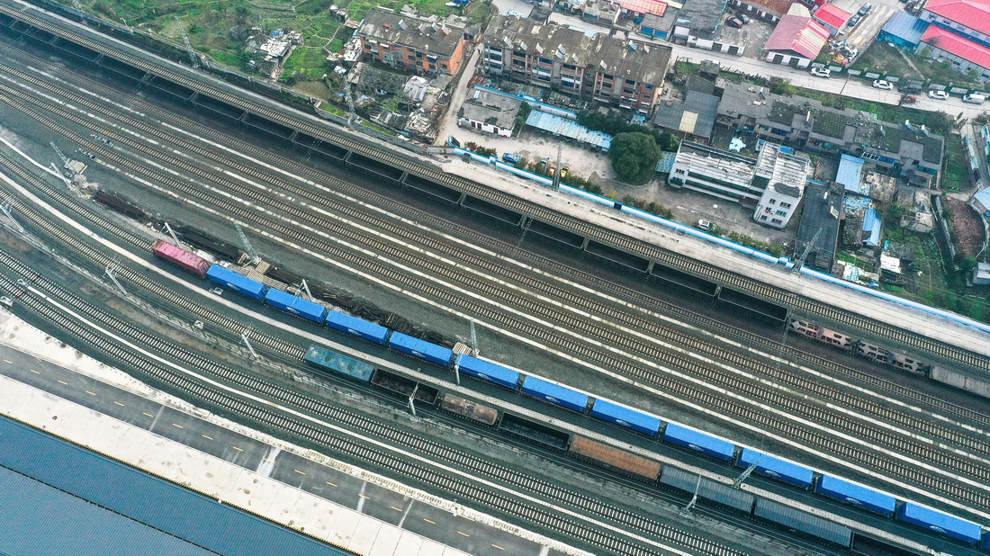 11月18日，貴州首次開行的整列中歐班列（藍色列車）停靠在貴陽市都拉營站（無人機照片）。