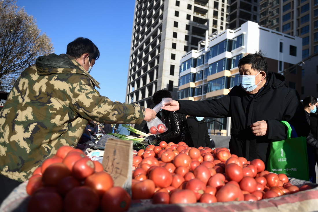 11月18日，市民在西宁市五一路早市买菜。