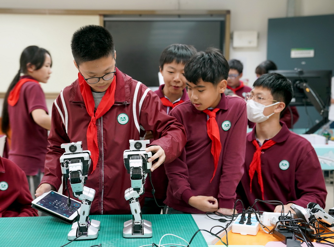 11月17日，在上海市延安初级中学的课后服务时间，学生们在人工智能实验室内开展机器人科技创新活动。