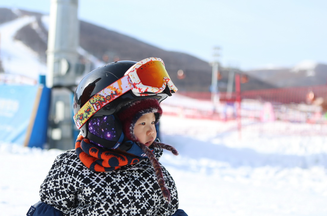 11月18日，萌寶王予璣坐在雪場上。新華社記者 楊世堯 攝