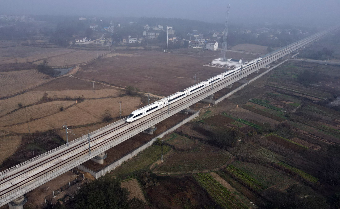 11月19日，运行试验列车行驶在安九高铁安庆至黄梅段（无人机照片）。