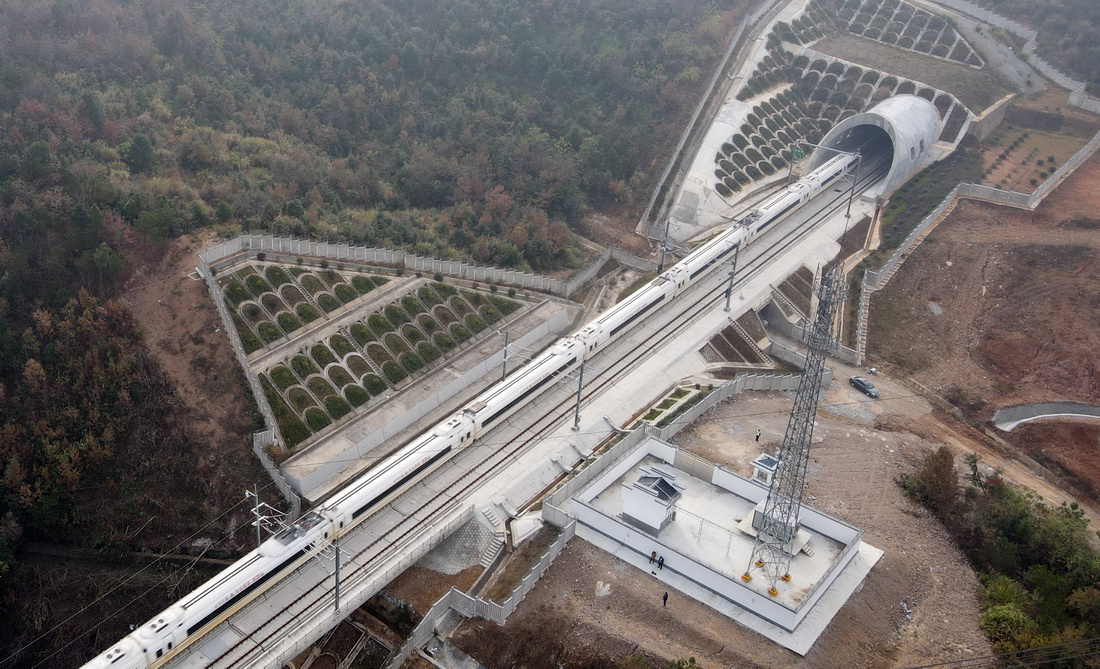 11月19日，運行試驗列車行駛在安九高鐵安慶至黃梅段（無人機照片）。