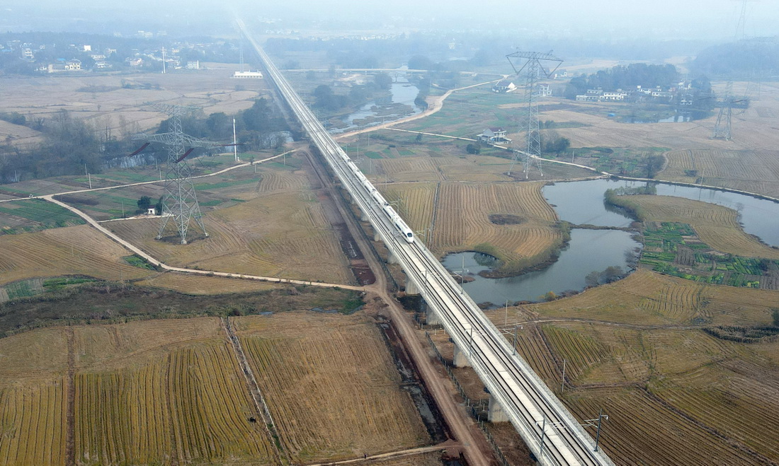 11月19日，運行試驗列車行駛在安九高鐵安慶至黃梅段（無人機照片）。