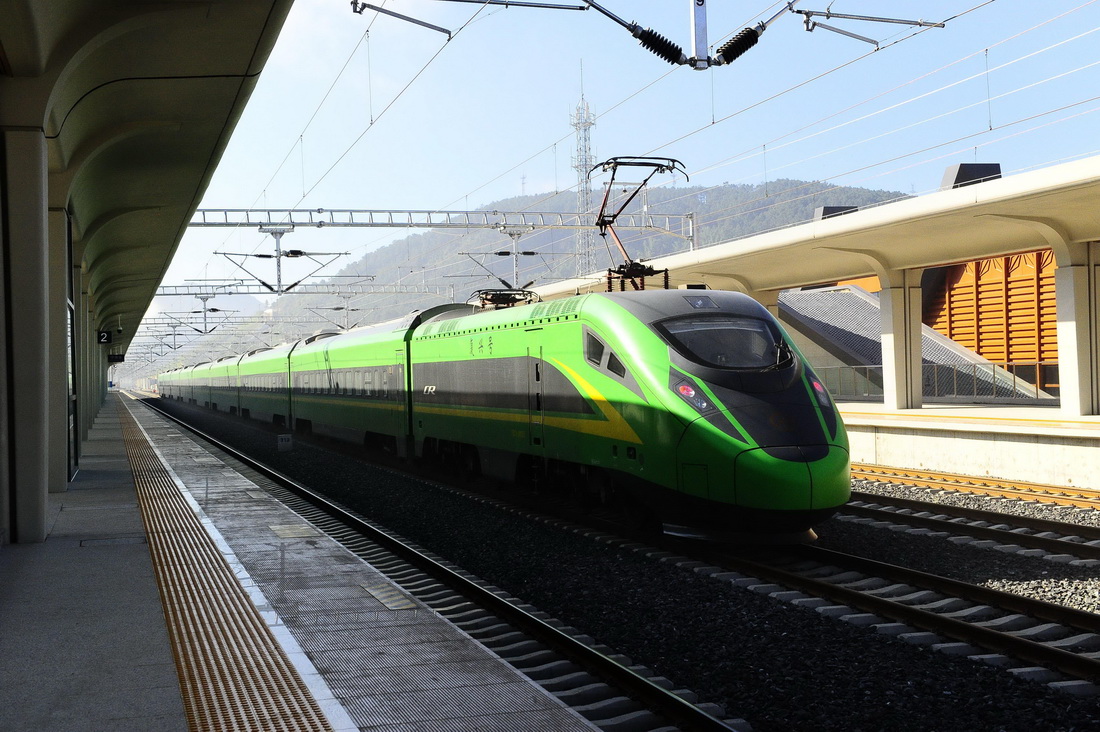 11月19日，复兴号动车组列车在中老铁路国内段试车。