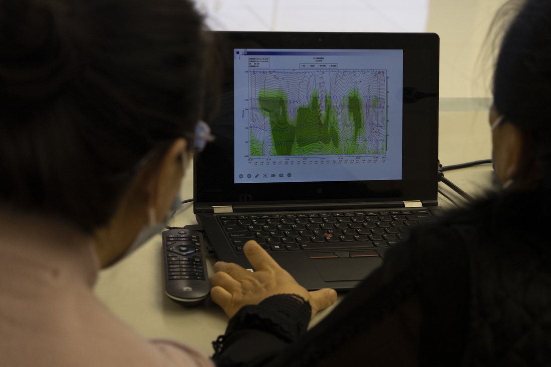 11月21日晚，在雞西市氣象局，工作人員在進行天氣監測。