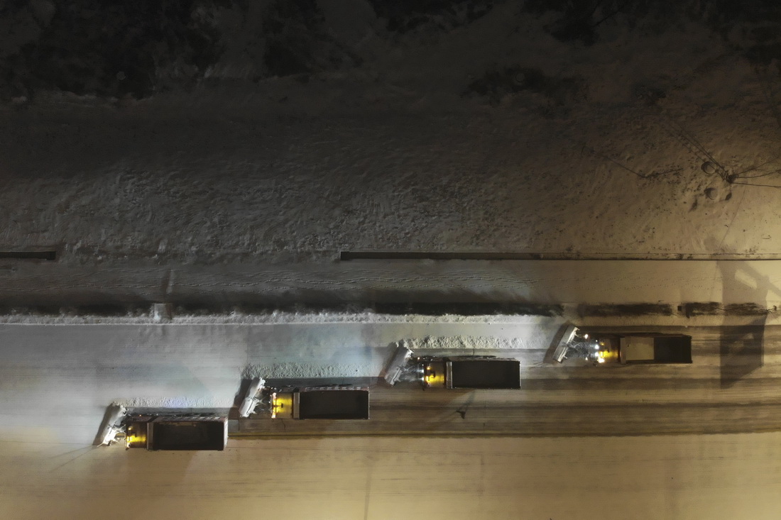 11月21日晚，環衛清雪車在雞西市雞冠區雞東新路上進行清雪作業（無人機照片）。