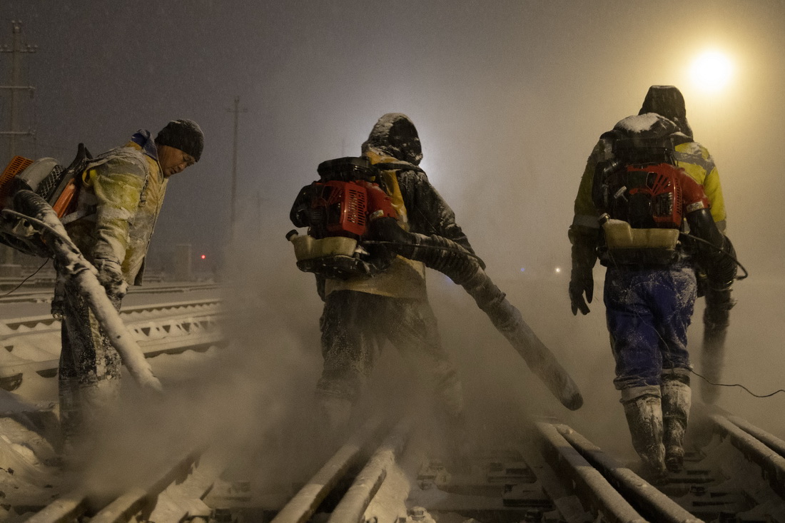 11月22日凌晨，在鸡西站西场，工作人员进行清雪作业。