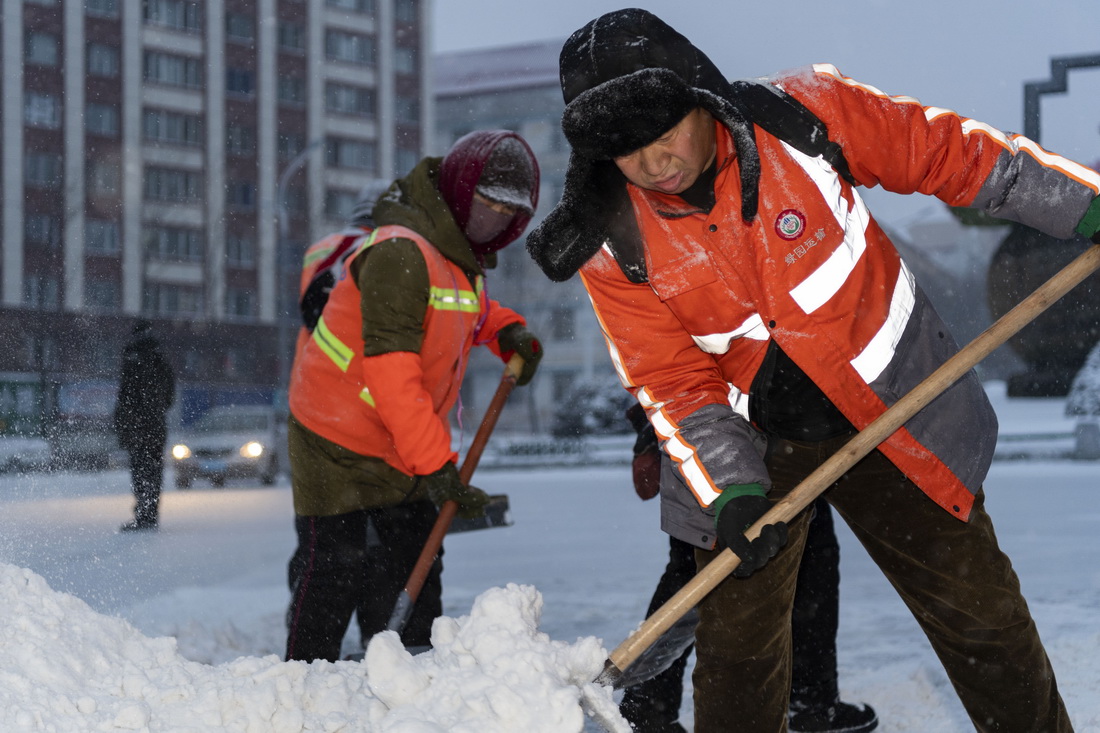 11月22日，环卫工人在鹤岗市街道上进行清雪作业。新华社记者 谢剑飞 摄