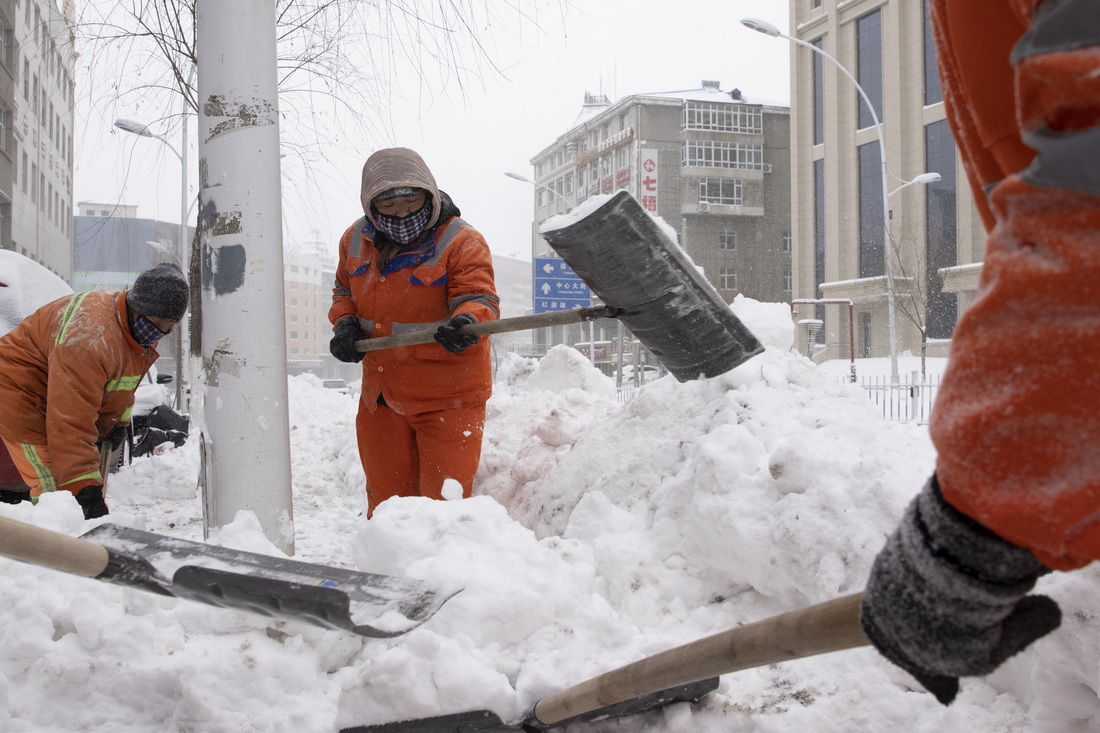11月22日，环卫工人在鸡西市街头清理积雪。新华社记者 张涛 摄