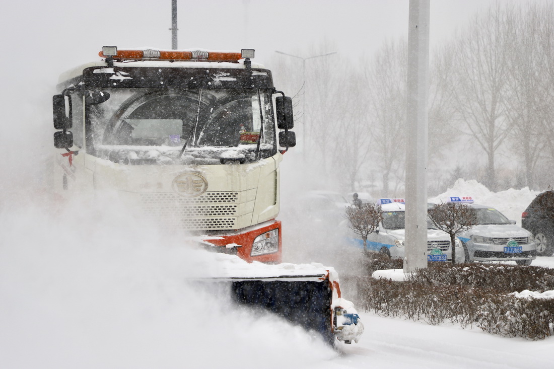 11月22日，清雪车在双鸭山市道路上作业。新华社记者 徐凯鑫 摄
