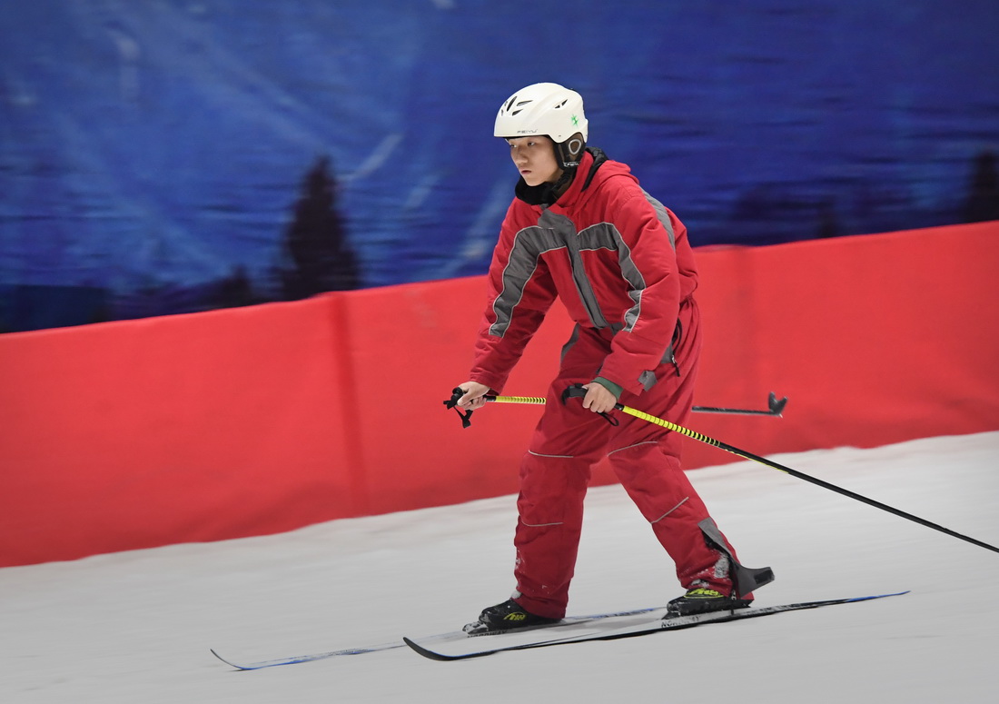 欒川縣特殊教育學校越野滑雪隊隊員孫家鑫在伏牛山滑雪場內進行滑雪訓練（11月18日攝）。新華社記者 李安 攝
