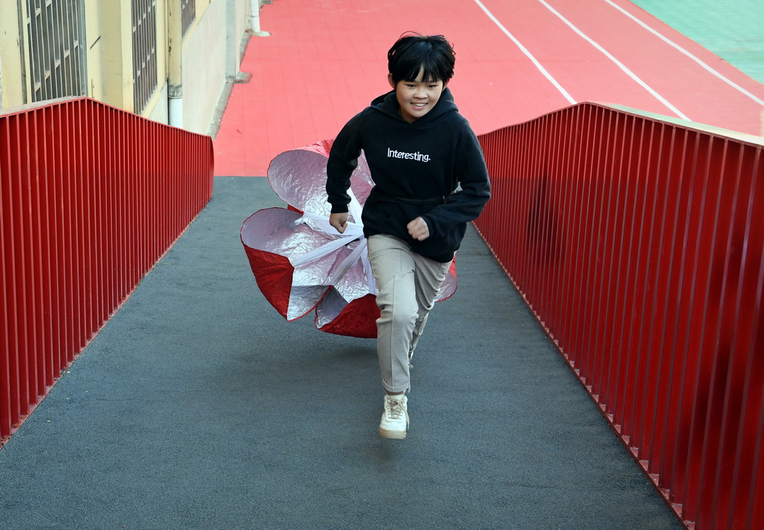 在河南省洛陽市欒川縣特殊教育學校操場內，越野滑雪隊的隊員李釔諾進行體能訓練（11月18日攝）。新華社記者 李安 攝