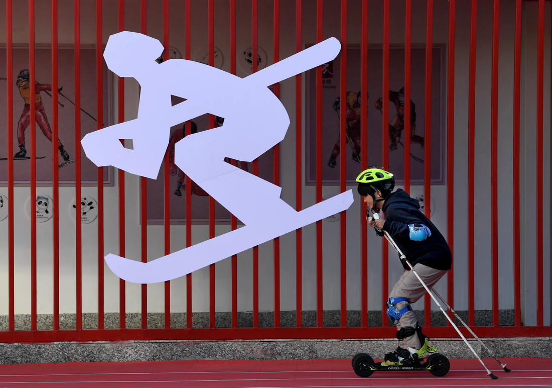 在河南省洛陽市欒川縣特殊教育學校操場內，越野滑雪隊的隊員李釔諾進行輪滑訓練（11月18日攝）。新華社記者 李安 攝