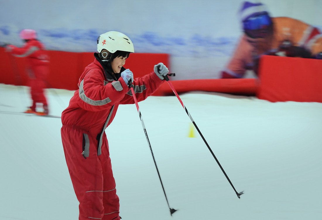 欒川縣特殊教育學校越野滑雪隊隊員李釔諾（前）在伏牛山滑雪場內進行滑雪訓練（11月18日攝）。新華社記者 李安 攝