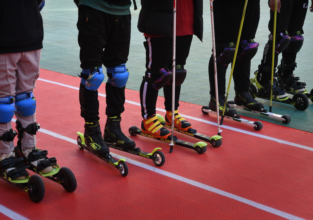  在河南省洛陽市欒川縣特殊教育學校操場內，越野滑雪隊隊員准備訓練（11月18日攝）。新華社記者 李安 攝