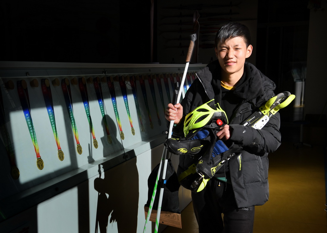 在河南省洛陽市欒川縣特殊教育學校，越野滑雪隊隊員孫家鑫拿出裝備准備訓練（11月18日攝）。新華社記者 李安 攝