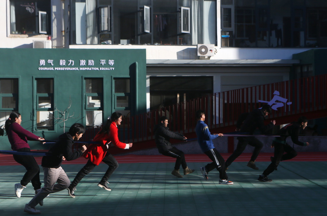 在河南省洛陽市欒川縣特殊教育學校操場內，參與冰雪項目的學生進行體能訓練（11月18日攝）。新華社記者 許雅楠 攝