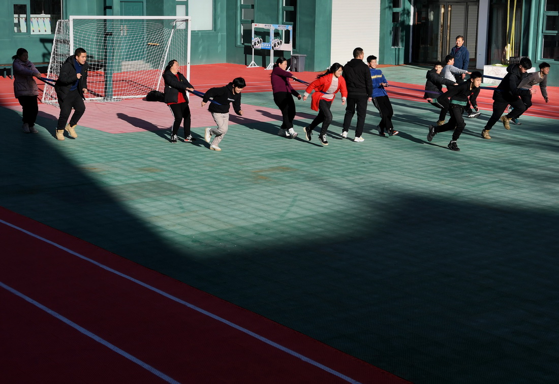 在河南省洛陽市欒川縣特殊教育學校操場內，參與冰雪項目的學生進行體能訓練（11月18日攝）。新華社記者 李安 攝