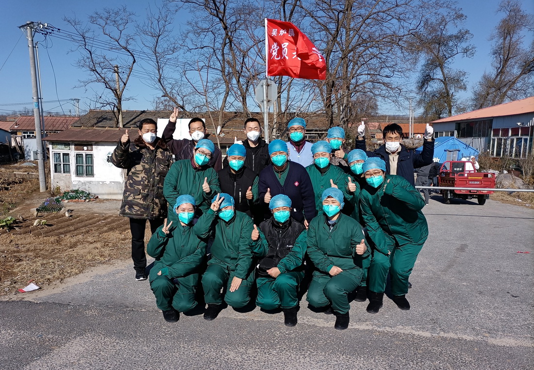 11月12日，醫護人員和村鎮工作人員在庄河吳爐鎮為自己加油打氣。新華社發