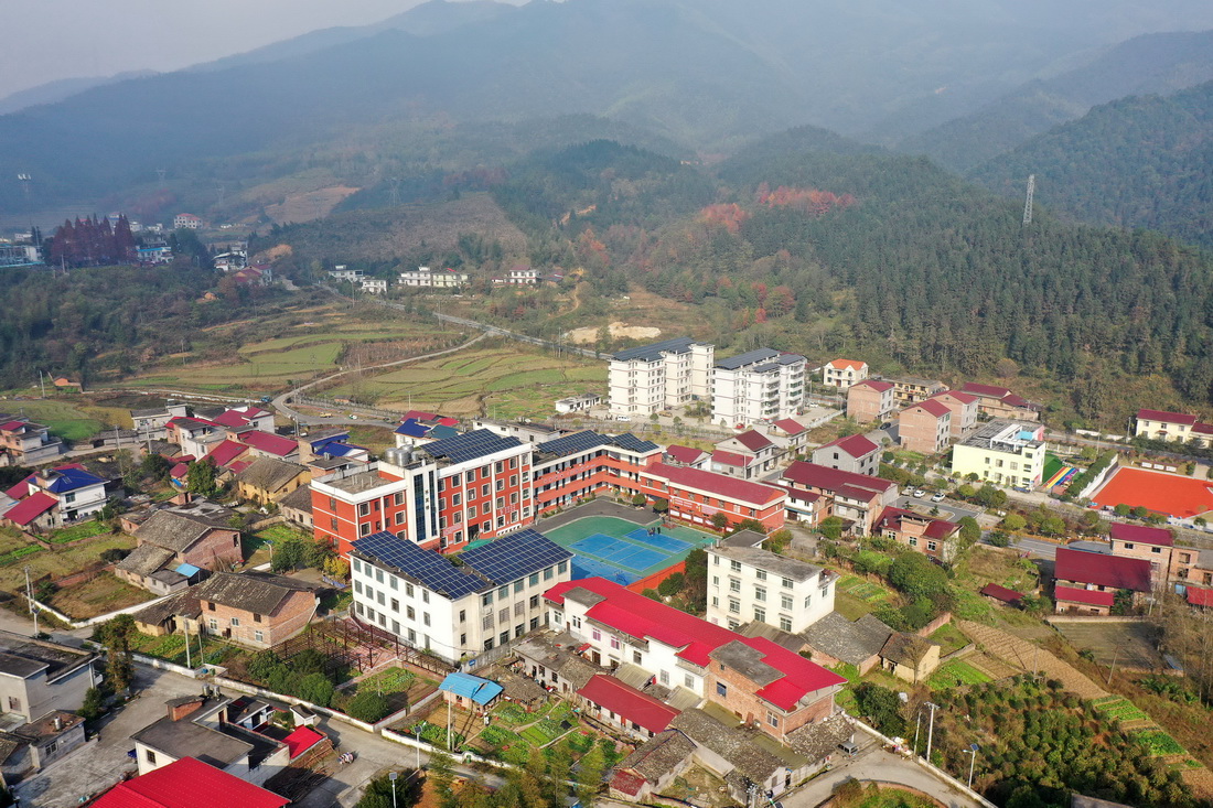 这是位于江西省芦溪县长丰乡的长丰学校（11月18日摄，无人机照片）。
