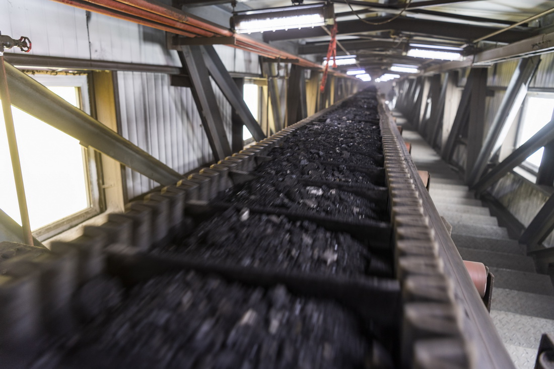 這是11月23日在黑龍江省鶴崗市一供熱企業內拍攝的正在運轉的輸煤系統。