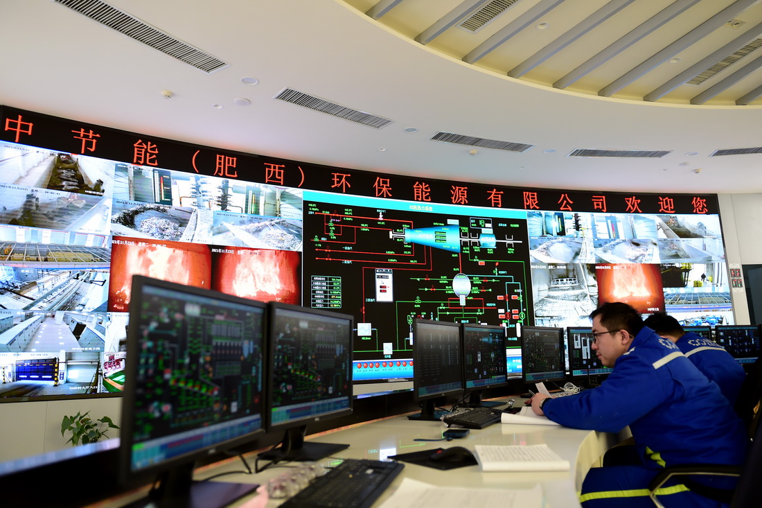 11月23日，工作人员在一家环保能源公司控制大厅监测设备运行情况。新华社记者 黄博涵 摄