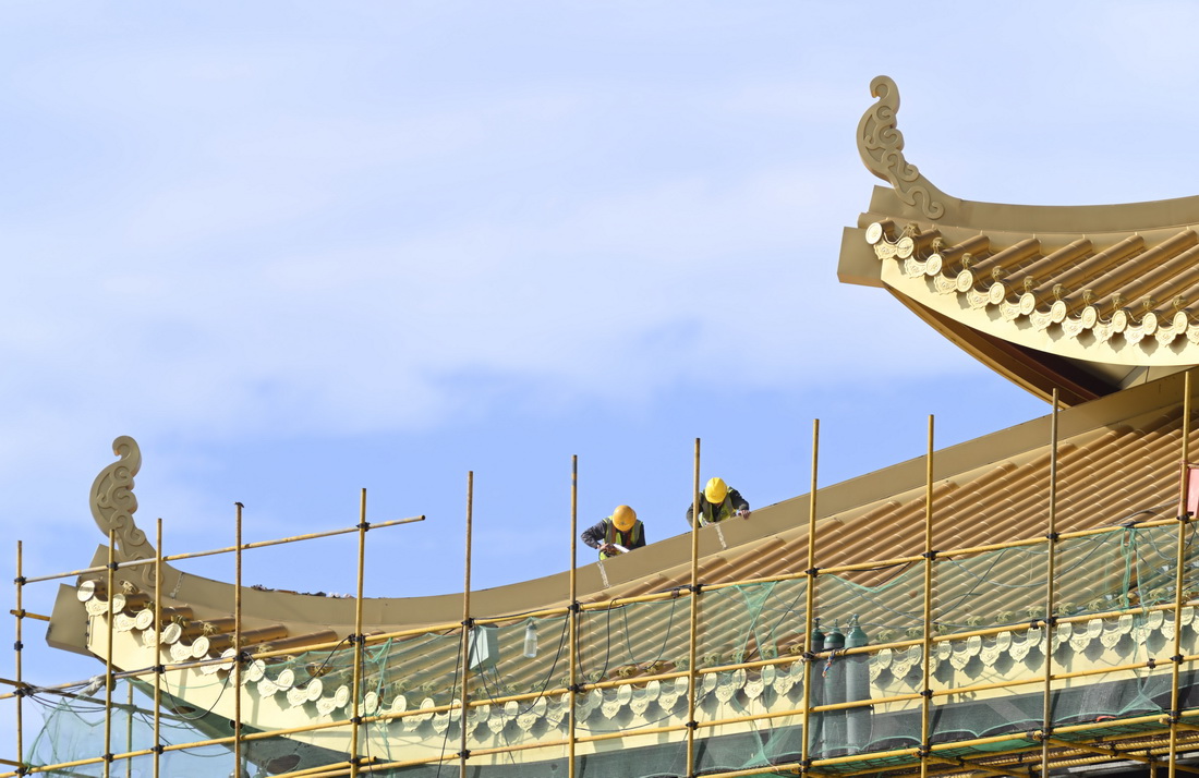 11月24日，工人在柳州凤凰岭大桥风雨亭上铺设铜瓦。