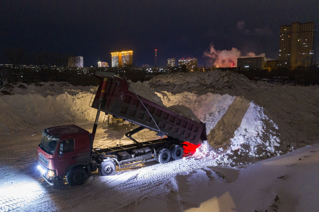 11月24日，在鶴崗市一卸雪廠，運雪車卸下積雪（無人機照片）。