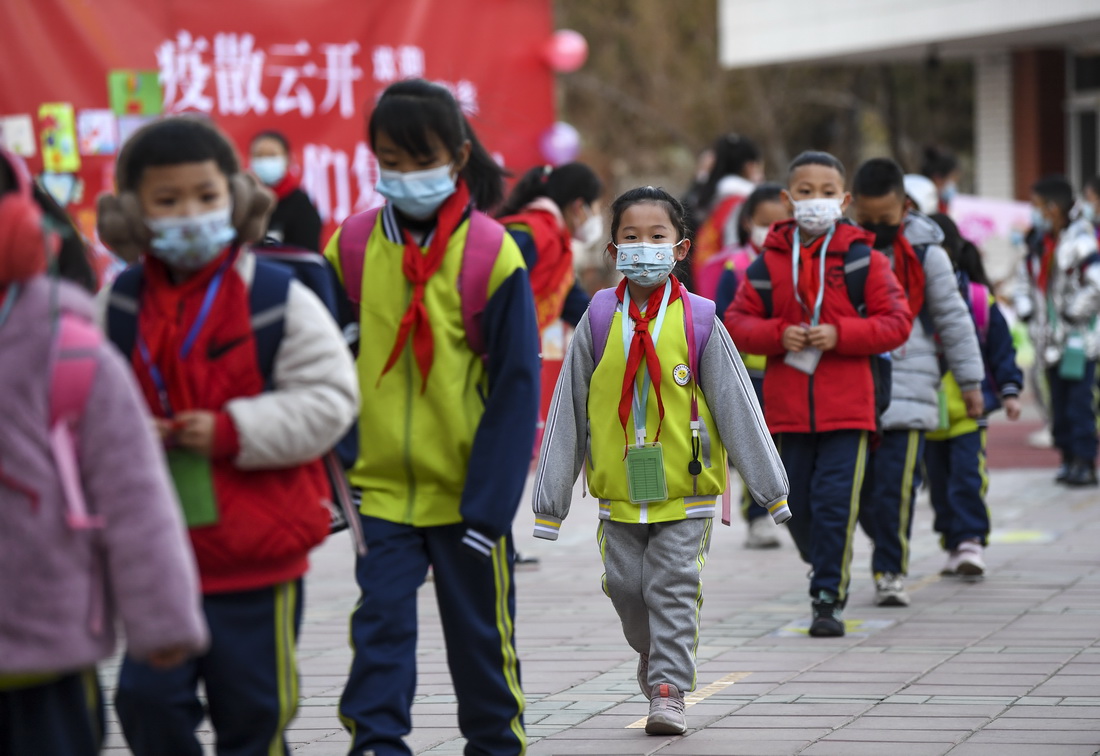 11月25日，寧夏銀川市興慶區第四小學學生重返校園。