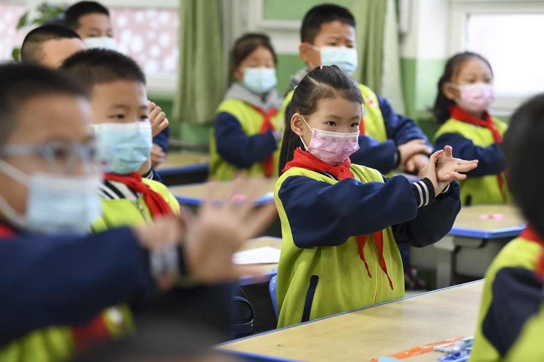 11月25日，宁夏银川市兴庆区第四小学二年级2班学生在课堂上学习防疫洗手方法。