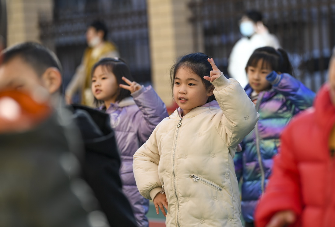 11月25日，宁夏银川市第四幼儿园的小朋友在户外活动。