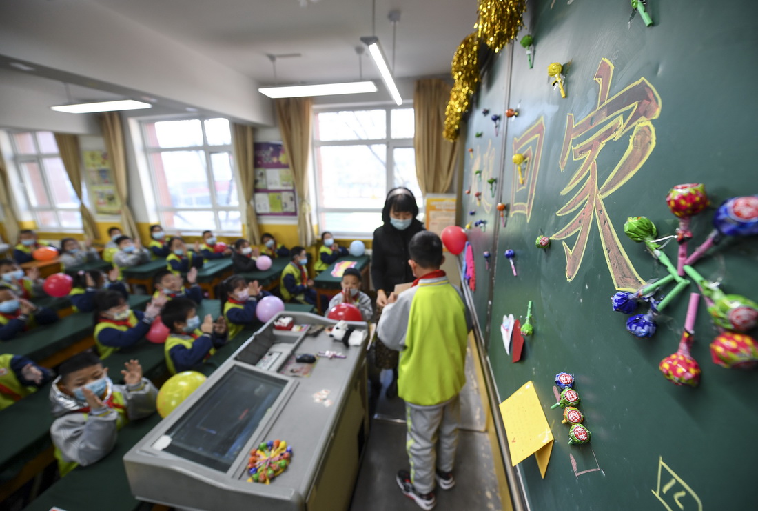 11月25日，宁夏银川市兴庆区第四小学老师韩旭与四年级学生在课堂上互动。