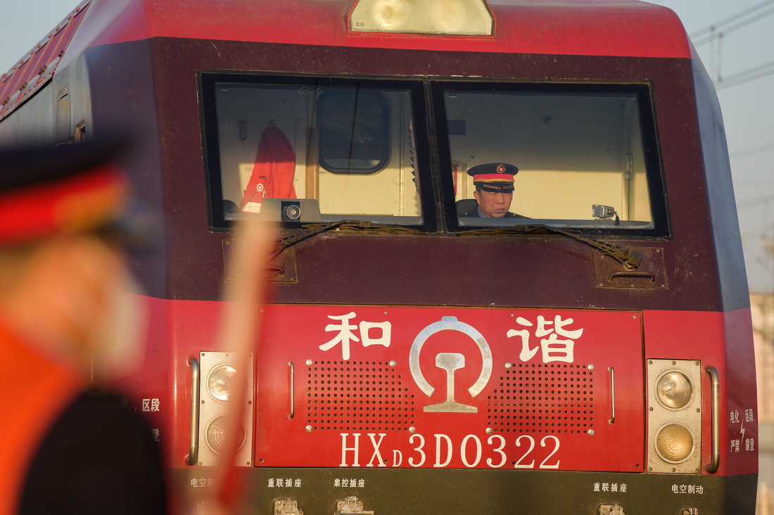 11月25日，在包头东站，杜海宽在进行挂车作业。新华社记者 朱文哲 摄