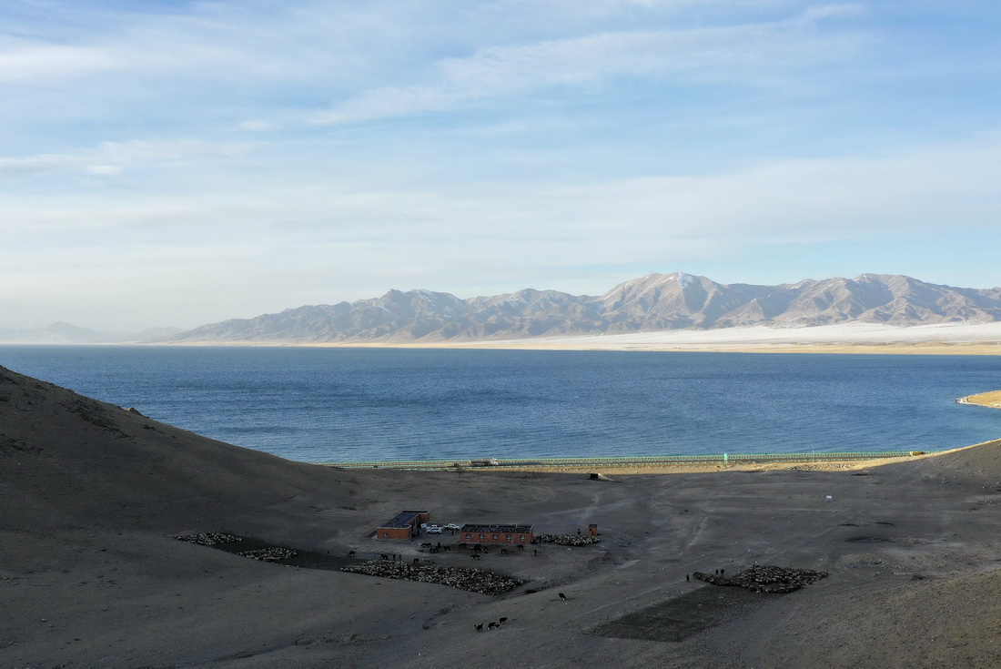 这是新疆赛里木湖畔的一处牧民转场补给点（11月25日摄，无人机照片）。这个牧民转场补给点由霍城县政府管理，为转场牧民免费提供餐食、医疗服务和休息场所。