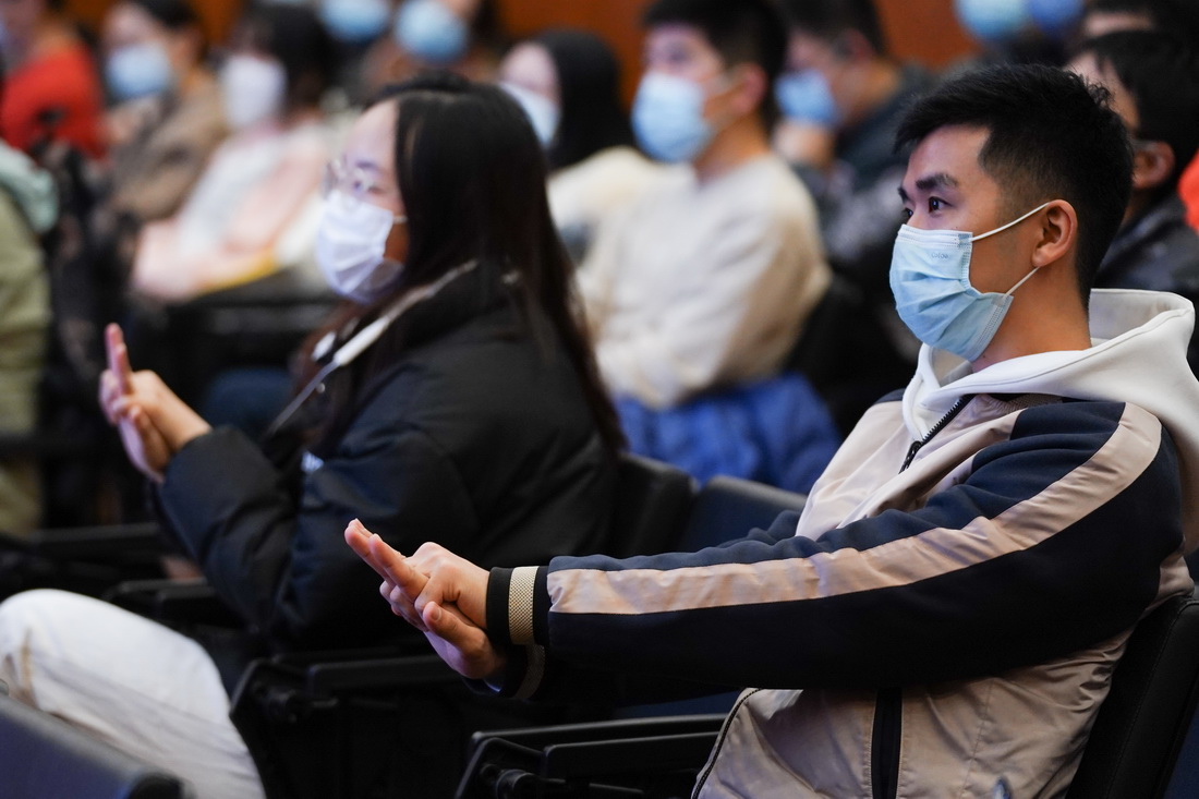 11月28日，清华大学学生志愿者在急救技能培训上学习急救知识。