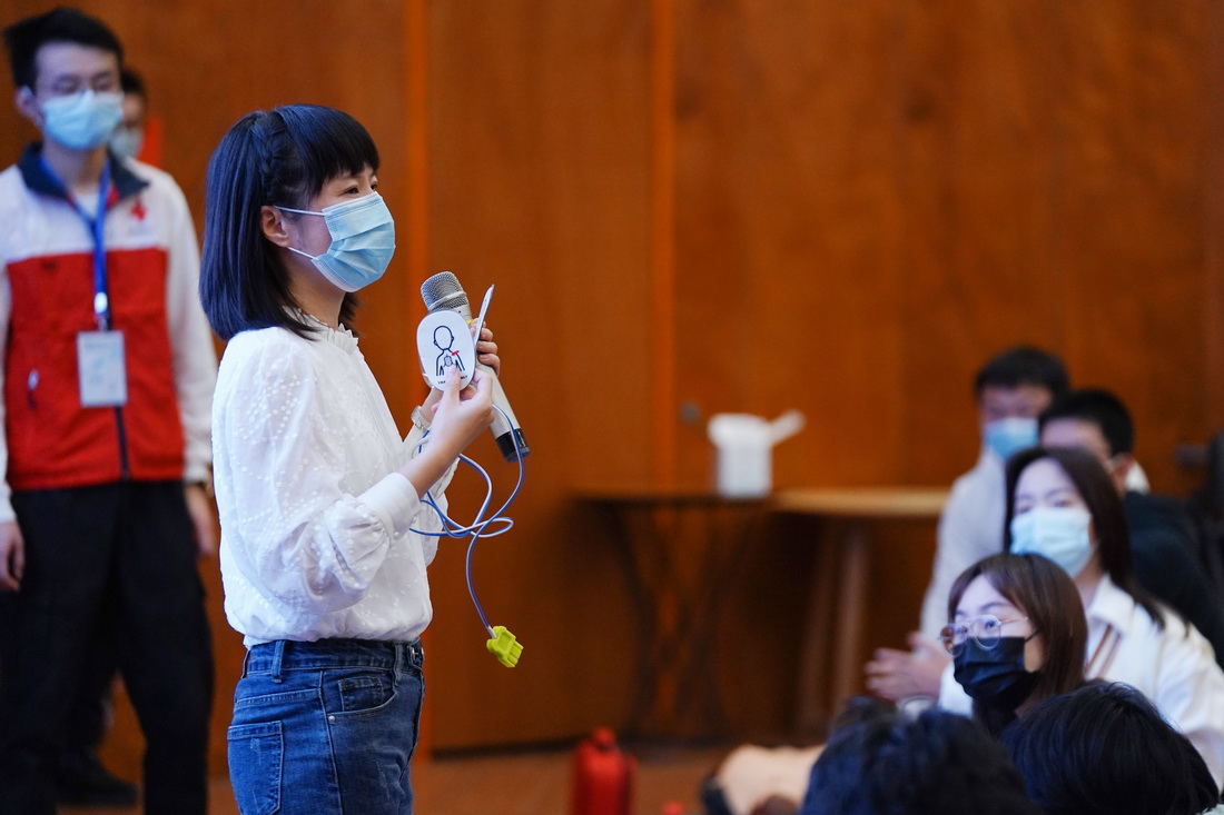 11月28日，清华大学医院医生李晶铃（前）在为学生志愿者讲授自动除颤器的使用方法。