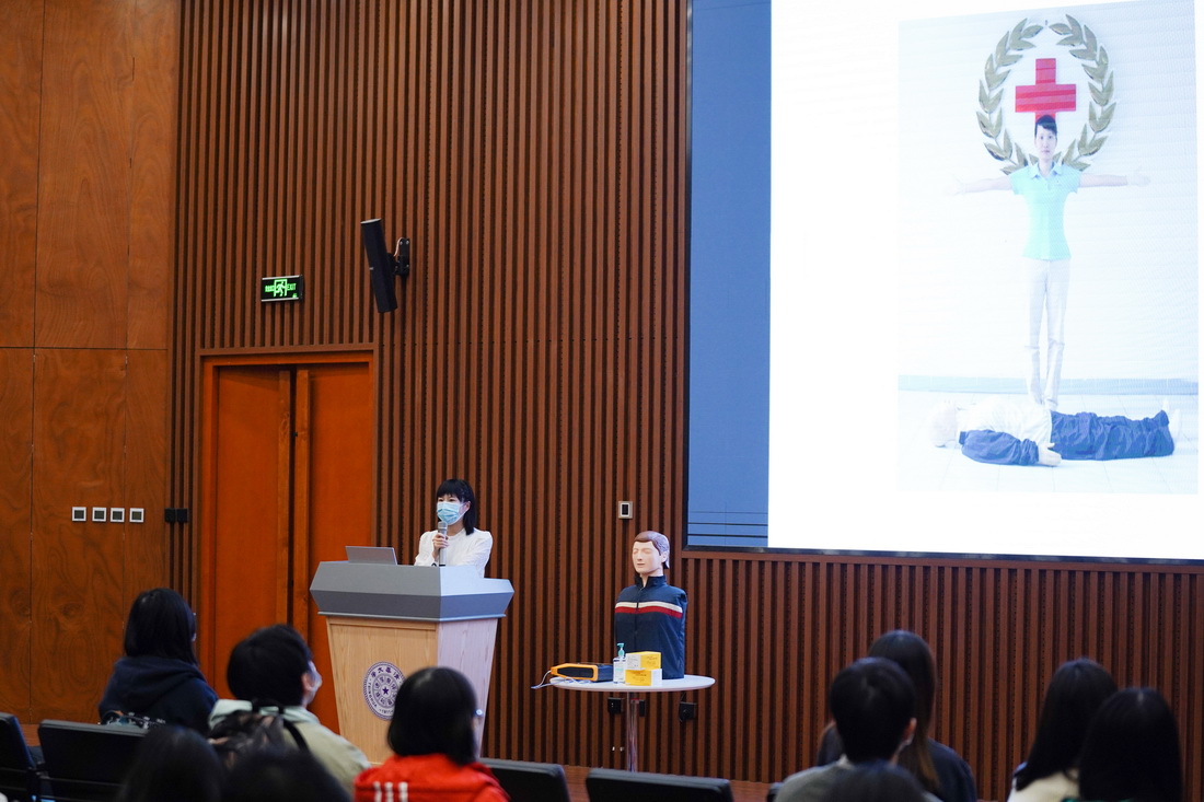 11月28日，清华大学医院医生李晶铃为学生志愿者讲授急救知识。