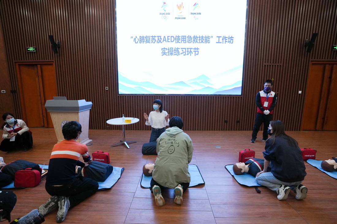11月28日，清华大学医院医生李晶铃（后）为学生志愿者讲授心肺复苏术。