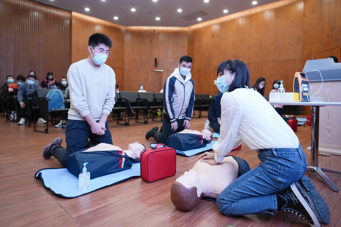 11月28日，清华大学医院医生李晶铃（右一）在为学生志愿者讲授心肺复苏术。