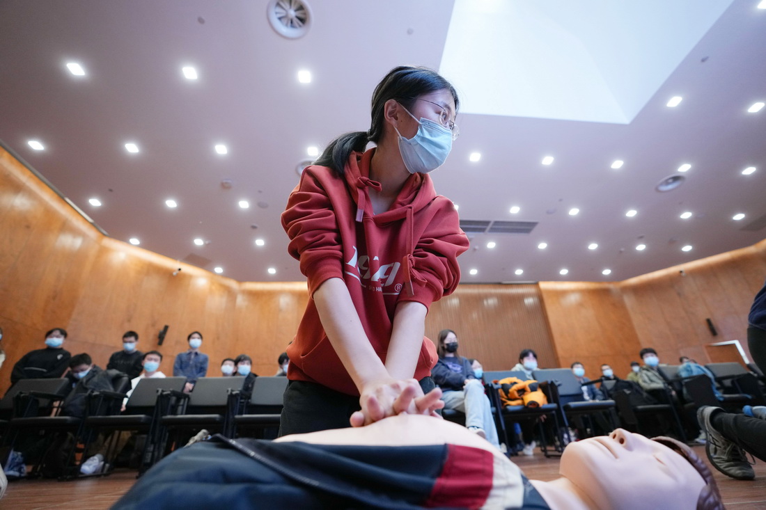 11月28日，清华大学计算机系的冬奥学生志愿者王昊华在急救技能培训上学习心肺复苏术。