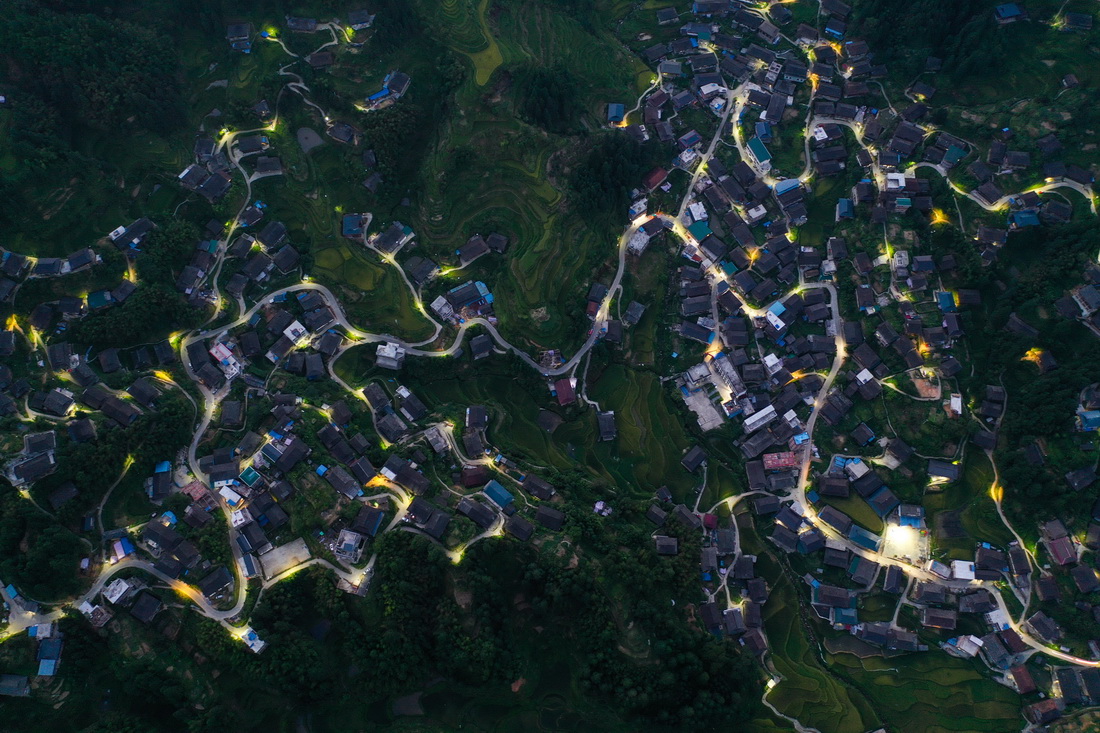 這是廣西融水苗族自治縣杆洞鄉錦洞村夜景（無人機照片，8月30日攝）。