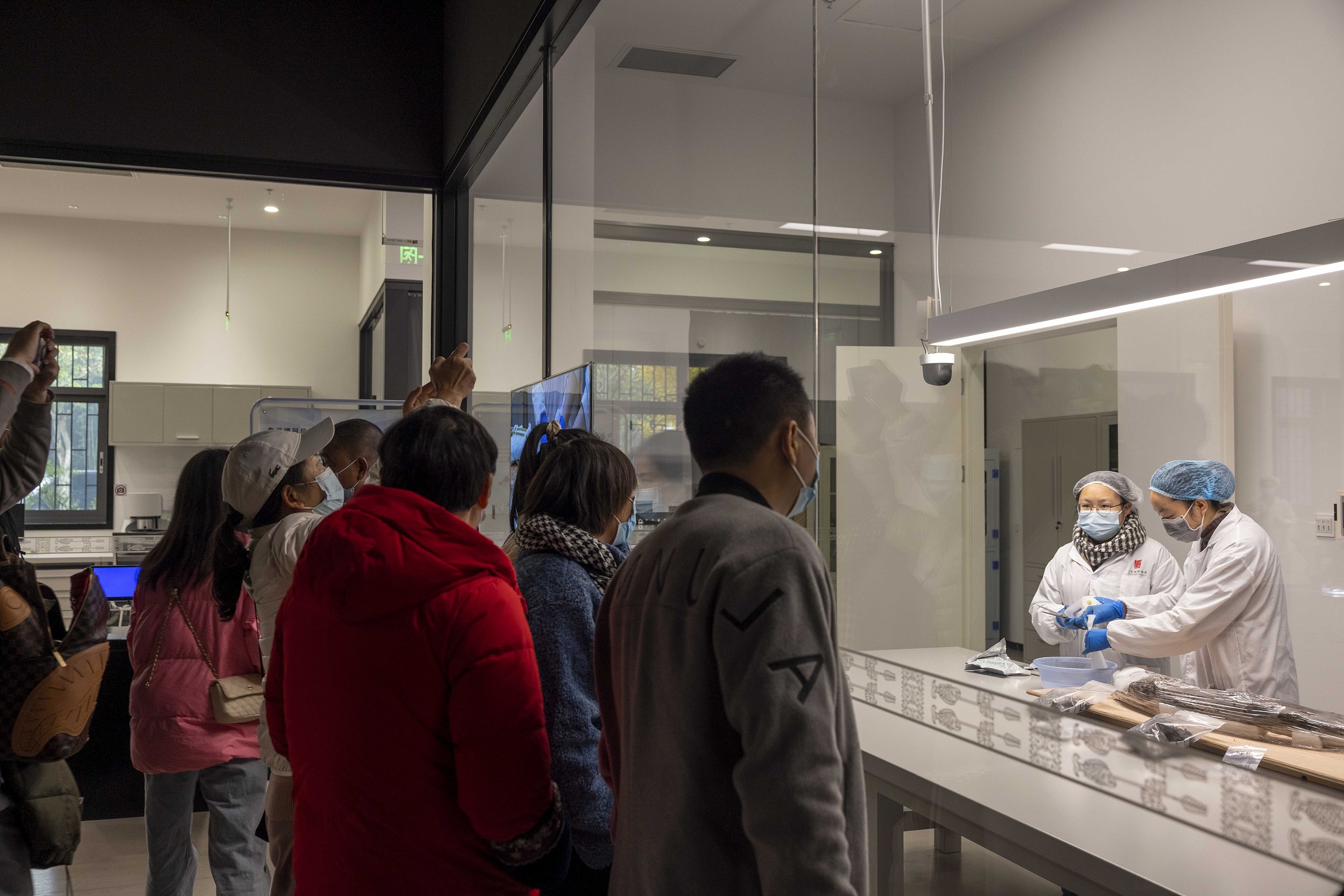 三星堆博物馆恢复开放 游客直观欣赏文物修复